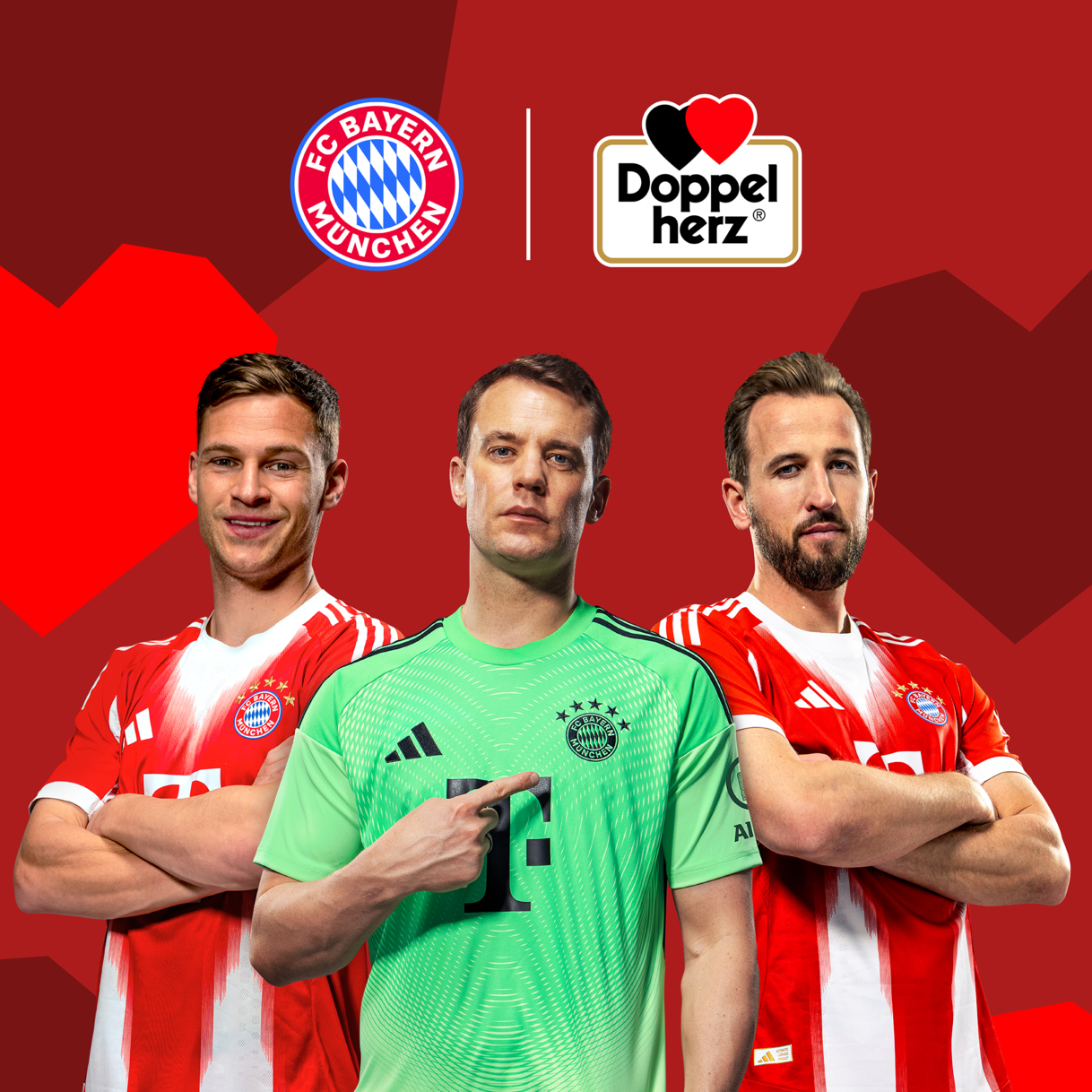 Tre giocatori del FC Bayern Monaco sono in piedi davanti a uno sfondo rosso con forme geometriche a cuore. Da sinistra a destra: Harry Kane, Jamal Musiala e Manuel Neuer. Sopra di loro si trovano i loghi del FC Bayern Monaco e di Doppelherz, a indicare una partnership tra i marchi.